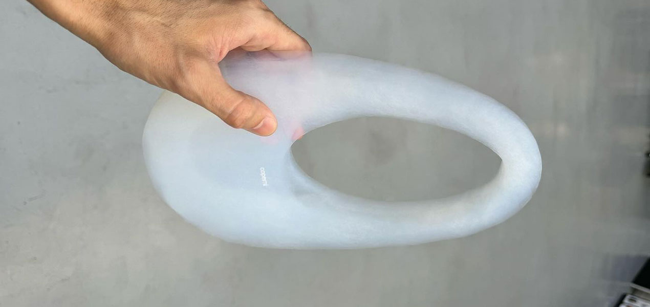 FOTO-VIDEO. O geantă făcută doar din aer şi sticlă debutează la Săptămâna Modei de la Paris