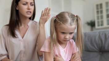 Părinții sunt decăzuți din drepturi dacă își bat copiii. Decizia Parlamentului francez