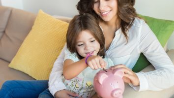 Cum să administrezi finanțele în cuplu dacă ai un copil. Analist: „Trebuie să își expună nevoile și dorințele”