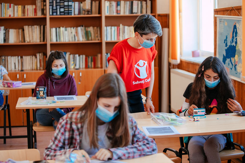 „Salvați Copiii” lansează „Vrem educație pentru sănătate în școli”. George Roman: „România are 20.000 de mame minore”