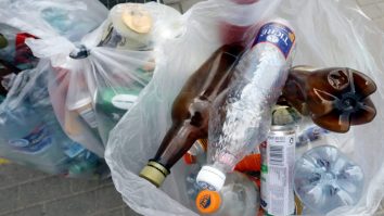 UE vrea să interzică plasticul de unică folosință pentru ambalaje. Alex Găvan: „Era un pas necesar” 