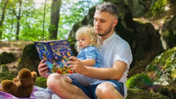 Astăzi sărbătorești International Read To Me Day. Cât de important este să-i citești copilului