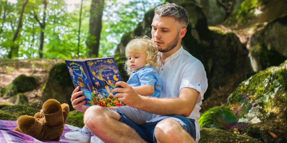 Astăzi sărbătorești International Read To Me Day. Cât de important este să-i citești copilului