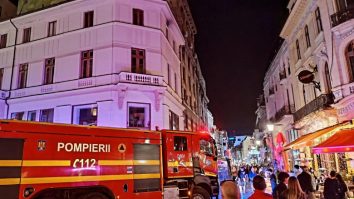 Un incendiu puternic a oprit petrecerea din Centrul Vechi, sâmbătă seară, în Capitală. Acoperișul unei clădiri a luat foc