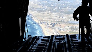 SUA trimit primul „airdrop” cu alimente în Gaza. Ce spune Casa Albă