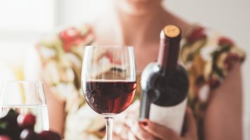 Betty Darabont: „Vinul spumant este întotdeauna o alegere bună”. Ce vin românesc de lux bei în 2024?