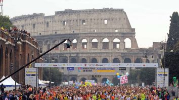 Activiștii „Last Generation” au întrerupt maratonul de la Roma pentru a „trage un semnal de alarmă” asupra schimbărilor climatice