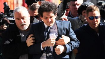 Sam Bankman-Fried trebuie să ramburseze peste 11 miliarde de dolari, ca parte a sentinței pentru fraudarea investitorilor și clienților FTX