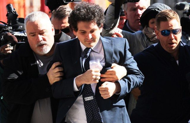 Sam Bankman-Fried trebuie să ramburseze peste 11 miliarde de dolari, ca parte a sentinței pentru fraudarea investitorilor și clienților FTX