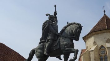 Statuie sau parcare? Primarul din Zalău vrea să pună în oraș un monument cu Mihai Viteazu în locul unei parcări supraetajate