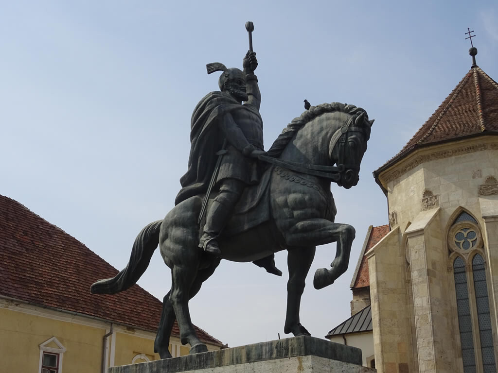 Statuie sau parcare? Primarul din Zalău vrea să pună în oraș un monument cu Mihai Viteazu în locul unei parcări supraetajate