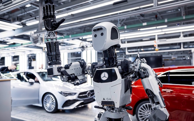 Mercedes folosește roboții în inspectarea și etichtarea diferitelor componente auto care urmează să fie livrate către cumpărători