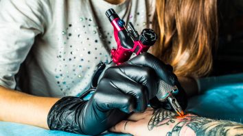 Ce se află în cerneala folosită pentru realizarea  tatuajelor? Cât de periculoasă este și ce probleme de sănătate ar putea crea