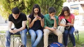 Gen Z se simte mai fericită fără smartphone. Ce arată studiile cercetătorilor