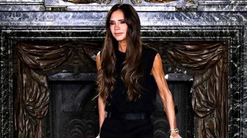 VIDEO. Paris Fashion Week, ziua V: Victoria Beckham, apariție în cârje, după ce și-a rupt piciorul