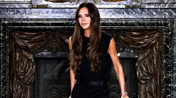 VIDEO. Paris Fashion Week, ziua V: Victoria Beckham, apariție în cârje, după ce și-a rupt piciorul