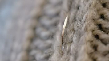 Cercetătorii au creat fire de țesături ultra-subțiri care pot transforma hainele obișnuite în haine inteligente