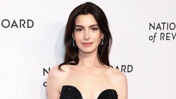 Anne Hathaway s-a destăinuit despre faptul că a suferit un avort spontan în 2015, în timp ce juca rolul unei femei însărcinate într-o piesă de teatru