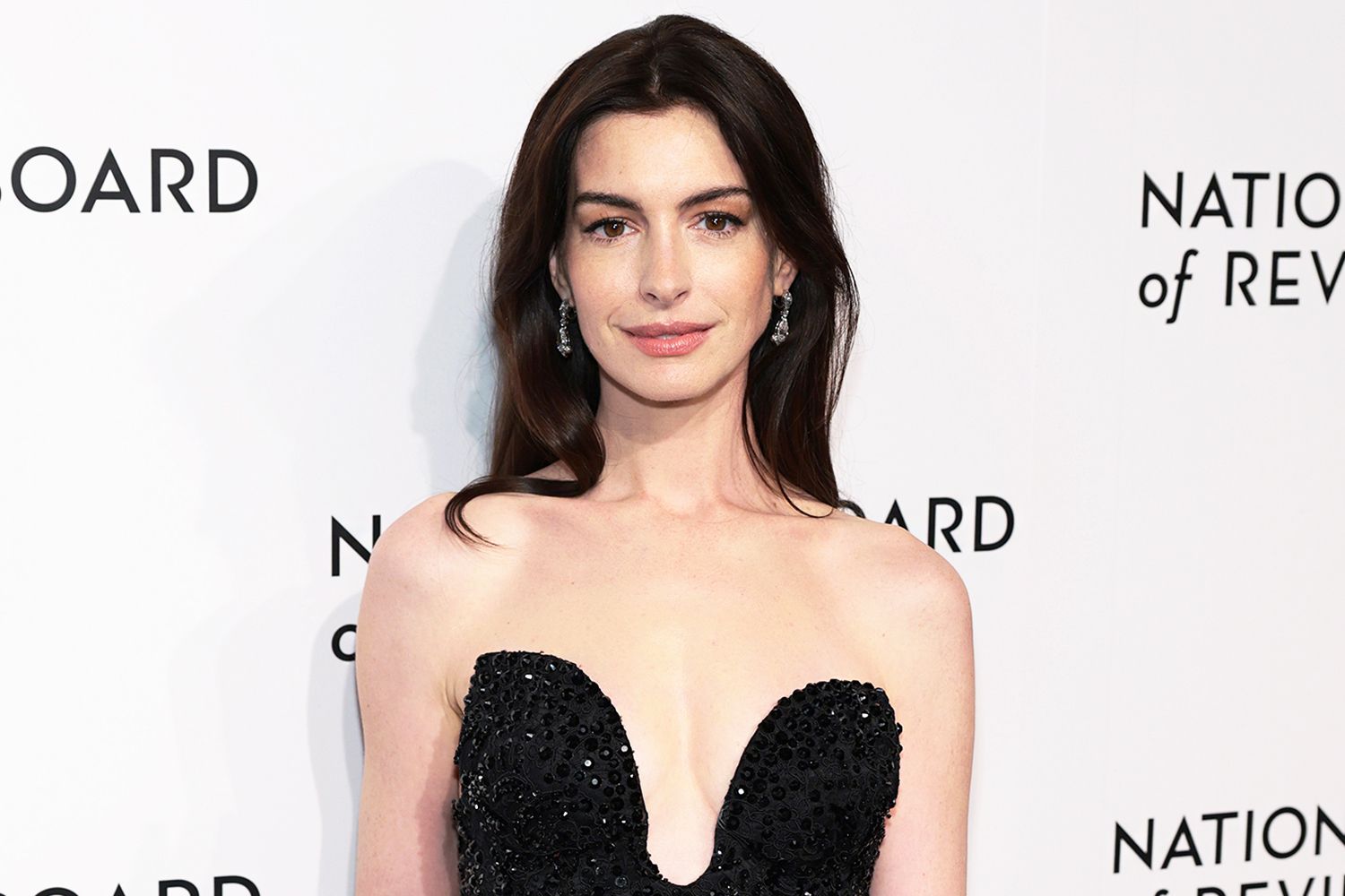 Anne Hathaway s-a destăinuit despre faptul că a suferit un avort spontan în 2015, în timp ce juca rolul unei femei însărcinate într-o piesă de teatru