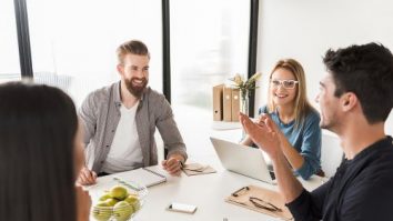 Americanii pleacă vinerea cu o oră mai devreme de la birou. Jumătate dintre ei preferă să lucreze de acasă