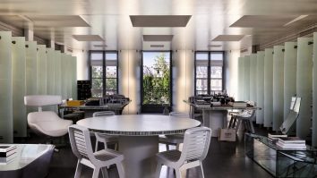 Apartamentul lui Karl Lagerfeld, în stil futurist cu trei camere de 260 metri pătraţi, a fost vândut pentru 10 milioane de euro