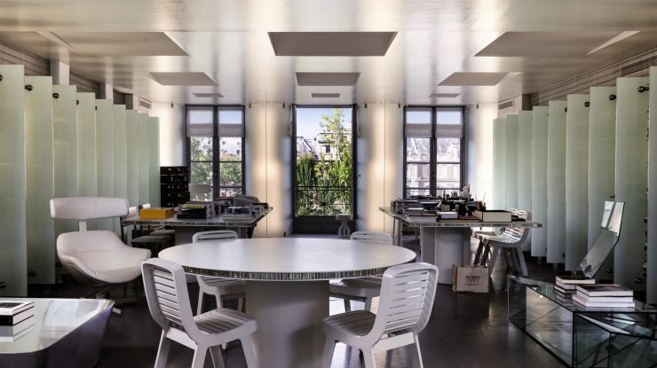 Apartamentul lui Karl Lagerfeld, în stil futurist cu trei camere de 260 metri pătraţi, a fost vândut pentru 10 milioane de euro