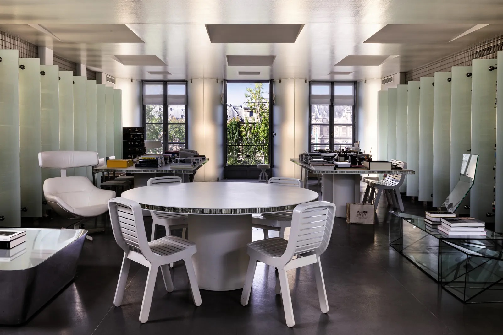 Apartamentul lui Karl Lagerfeld, în stil futurist cu trei camere de 260 metri pătraţi, a fost vândut pentru 10 milioane de euro