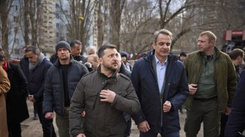 O rachetă rusă a explodat lângă Zelenski şi premierul grec, în Odesa. Cel puţin cinci persoane ar fi fost ucise 