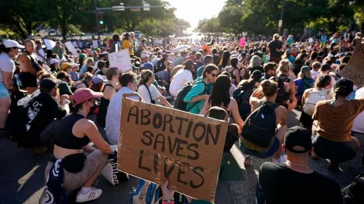 O femeie din Texas, acuzată de crimă în cazul avortului din 2022, i-a dat în judecată pe procurori pentru un milion de dolari