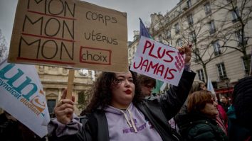 Franța devine prima țară din lume care face din avort un drept constituțional