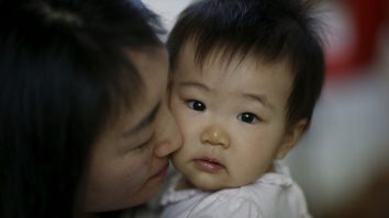 O companie din Coreea de Sud oferă angajaților sud-coreeni 75.000 de euro pentru fiecare copil pe care îl fac