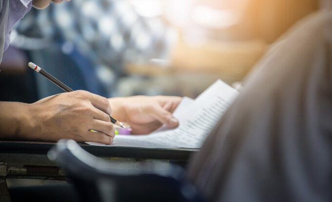 Examenul naţional de Bacalaureat începe astăzi cu evaluarea competenţelor orale. Peste 134.000 de candidați sunt înscriși