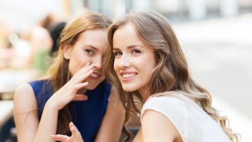 De ce bârfesc femeile? Sportul ar putea vindeca această „boală”