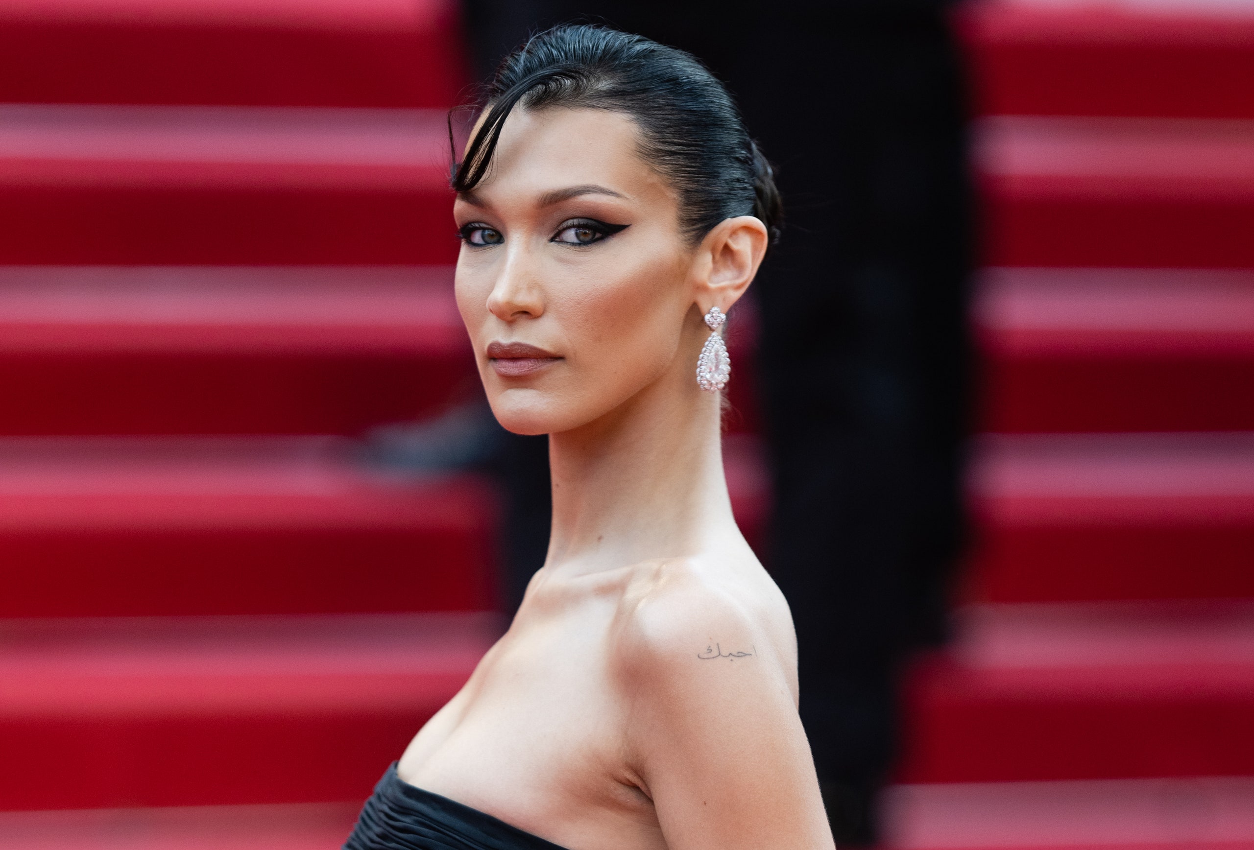 Charlotte Tilbury Beauty a răspuns afirmațiilor potrivit cărora a pus capăt contractului cu Bella Hadid din cauza „opiniilor personale” ale acesteia cu privire la Gaza