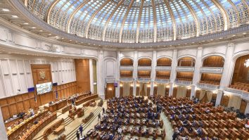Legea care permite devansarea datei alegerilor prezidenţiale a fost aprobată de Camera Deputaţilor
