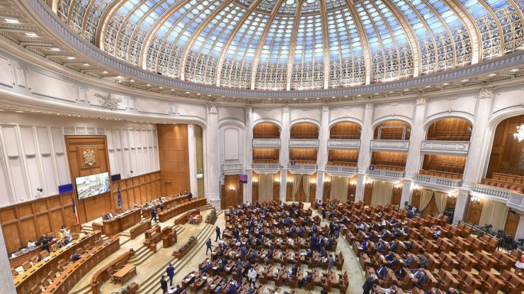Legea care permite devansarea datei alegerilor prezidenţiale a fost aprobată de Camera Deputaţilor