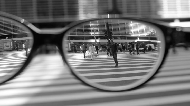 Cresc cazurile de miopie în rândurile tinerilor.