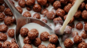 Cerealele zaharoase și batoanele de ciocolată te pot face deprimat și anxios. Ce efecte au asupra organismului