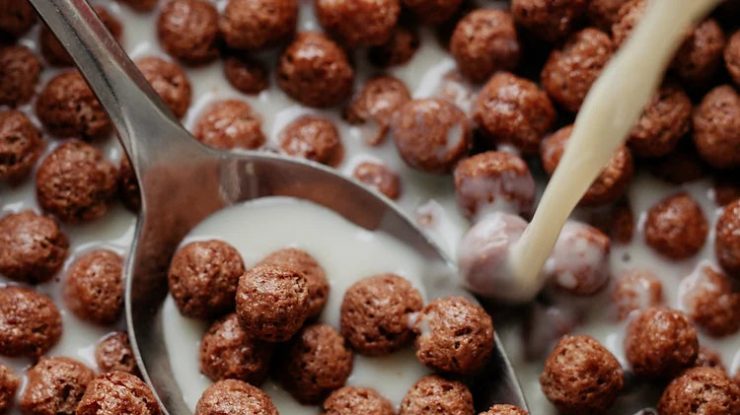 Cerealele zaharoase și batoanele de ciocolată te pot face deprimat și anxios. Ce efecte au asupra organismului