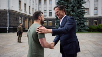 Volodimir Zelenski şi Mark Rutte semnează un acord bilateral de securitate între ţările lor în oraşul Harkov