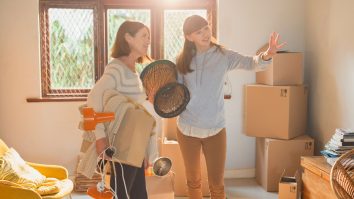 Oamenii își unesc forțele cu prietenii pentru a-și permite să cumpere o casă. Care sunt avantajele și dezavantajele