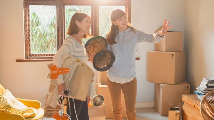 Oamenii își unesc forțele cu prietenii pentru a-și permite să cumpere o casă. Care sunt avantajele și dezavantajele