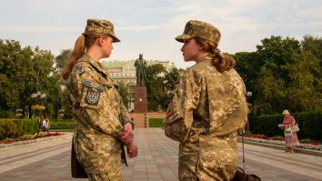 Danemarca va recruta în armată și femei. Stagiul militar de bază va fi obligatoriu din 2026