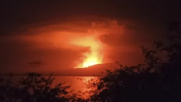 Un vulcan de pe o insulă nelocuită din Galapagos a erupt. Lava a ajuns în mare