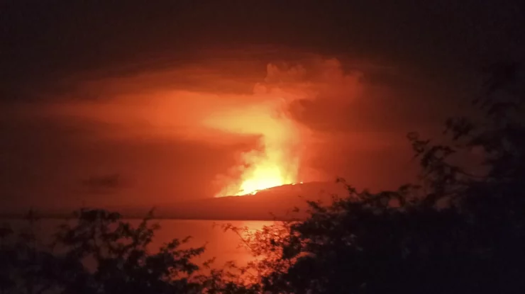 Un vulcan de pe o insulă nelocuită din Galapagos a erupt. Lava a ajuns în mare
