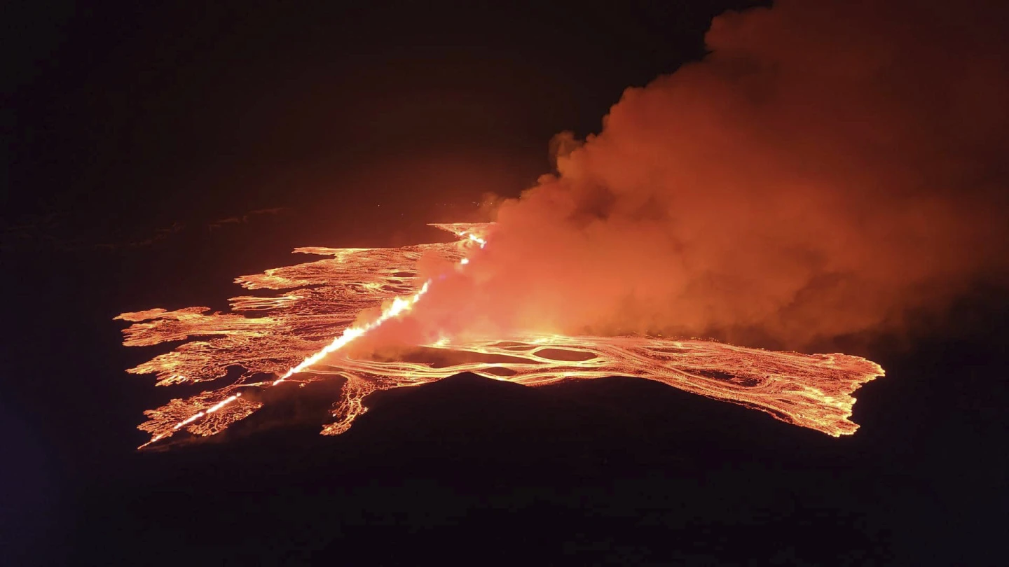 FOTO. Stare de urgență în Islanda. Un vulcan a erupt și Blue Lagoon a fost evacuat