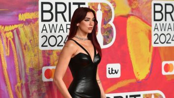 FOTO. Brit Awards: Vedetele și-au etalat ieri ținutele pe covorul roșu. Dua Lipa a atras toate privirile cu o rochie de piele de la Versace