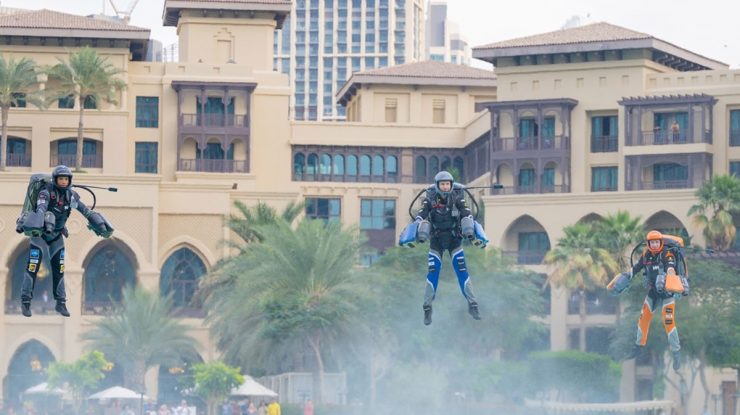 Dubai a găzduit prima cursă de costume cu reacție din istorie