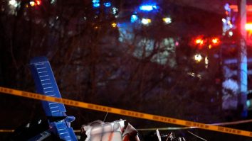 FOTO. Un avion s-a prăbușit pe o autostradă din Tennessee. Aeronava a izbucnit în flăcări