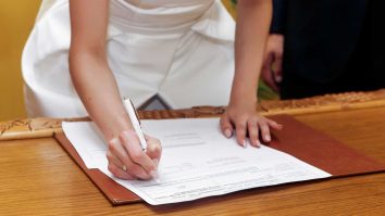 Femeile din Japonia vor să își păstreze numele de familie după căsătorie. Astăzi vor depune plângere